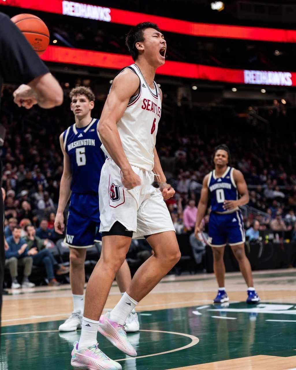 两个中锋合计只拿下2个篮板在刚刚结束的一场NCAA比赛，西雅图大学客场76:93