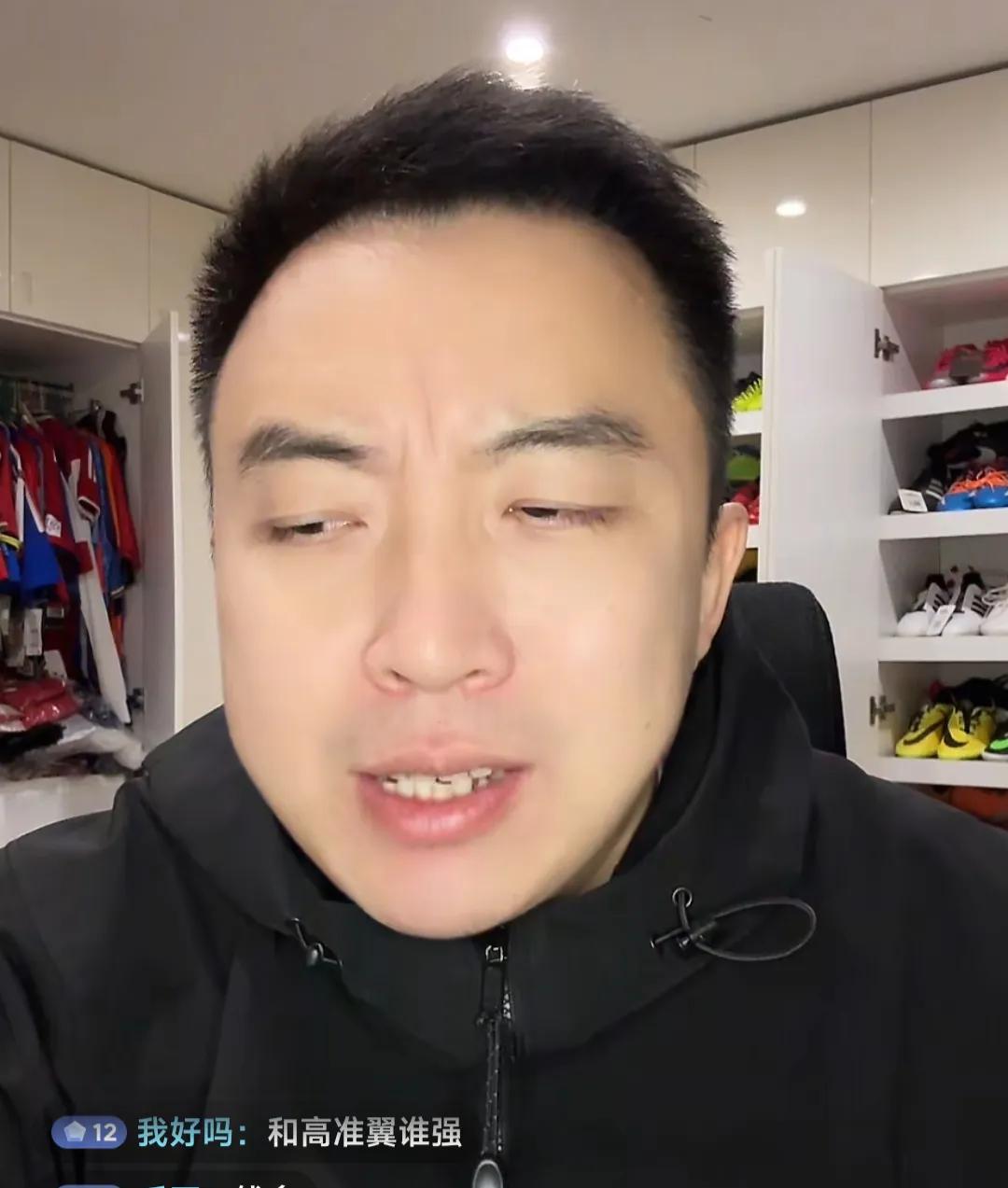 解说员袁甲爆了一个料。他在直播间表示，其实这个赛季长春亚泰降级，很大原因是他们