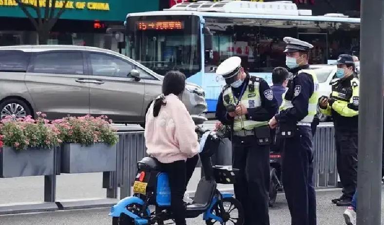 2026年2月1日，国务院铁令砸碎电动车乱扣魔咒！3.5亿车主瞬间从罚款地狱逃生