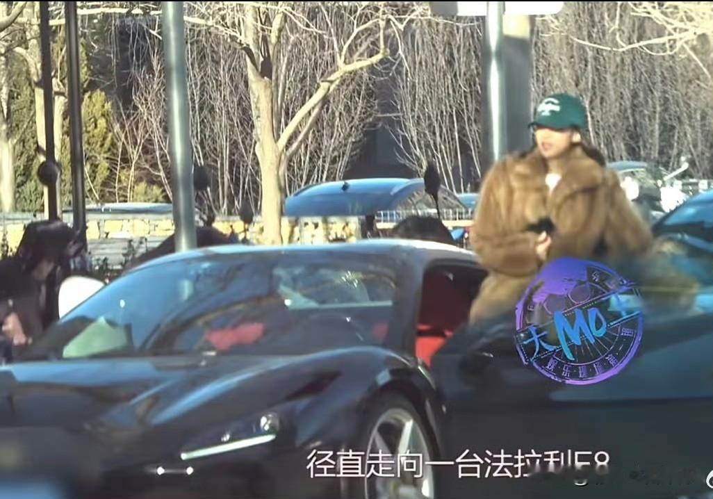 孙怡开车不打转向灯道歉，才知道明星多有钱，孙怡穿着百万皮草开着400万的法拉利F