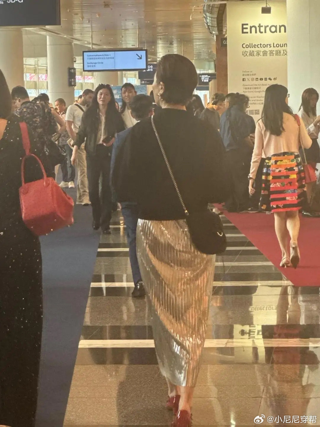 张可颐在香港看艺术展被偶遇，她的打扮好时尚，梳着大背头，又美又飒！她的身材维持得