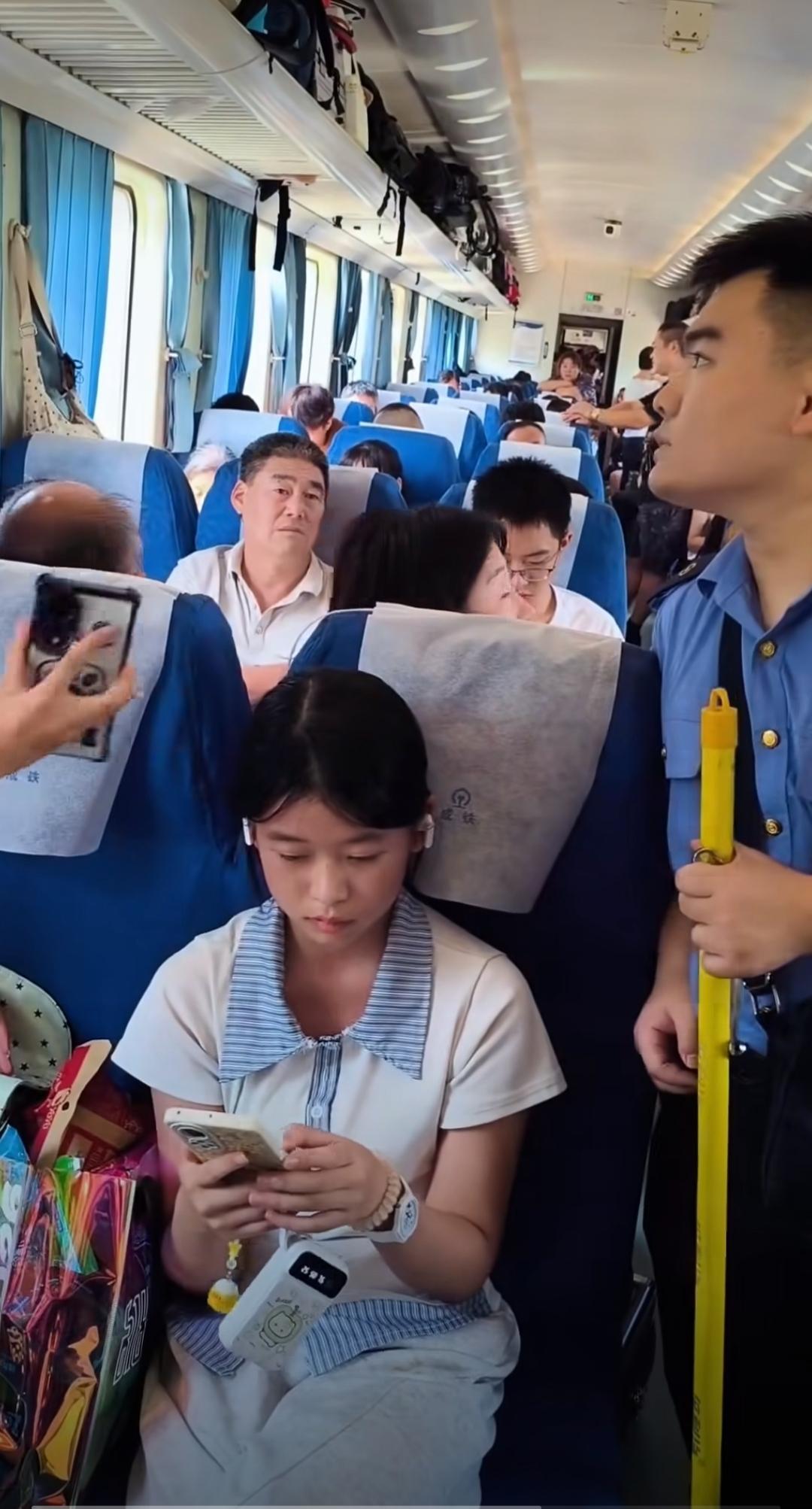 “零食占座”不合理即便合法也不合理，这样的“法”将被修改是一定的。火车座位属