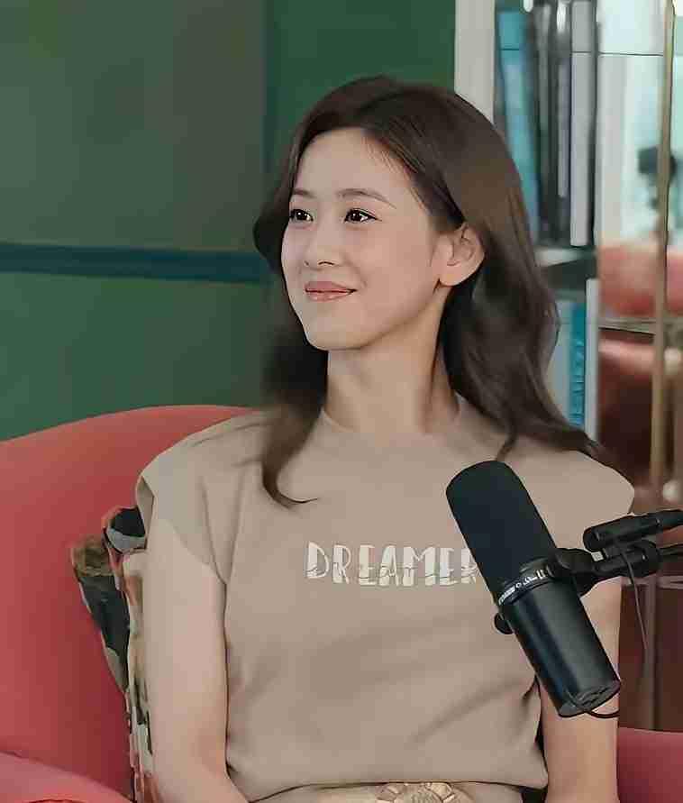 章泽天的播客一出来，不少人说“老板娘滤镜碎了”。镜头里的她，聊创业、谈公益