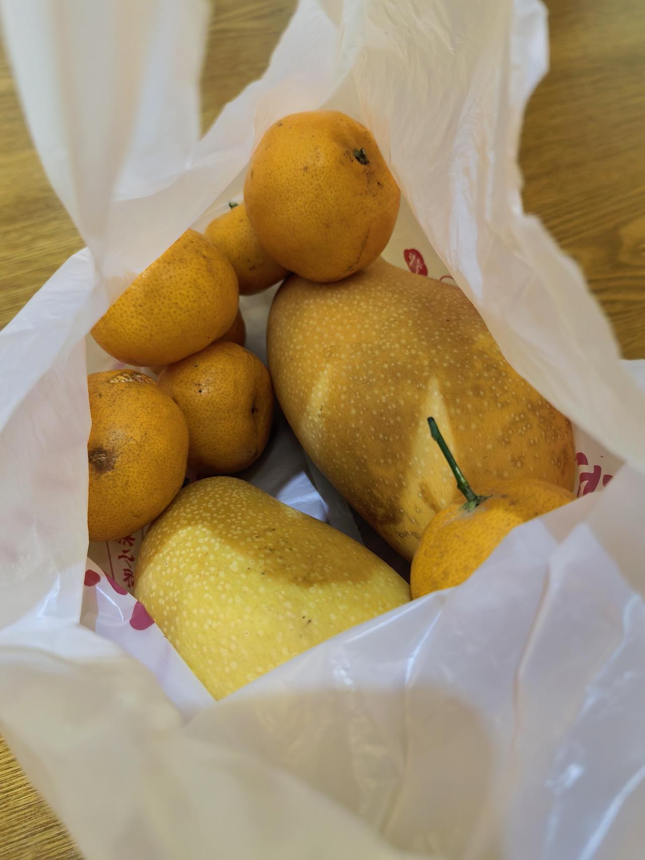 昨天刚出办公室门准备下班，遇到我片区的一女业主，她两手提着刚买的水果，看到我就非