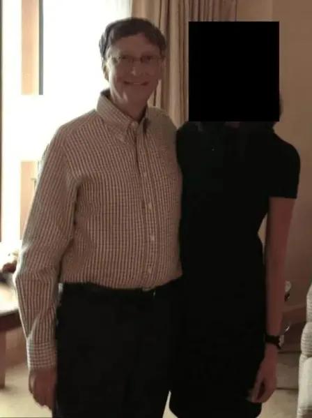 满嘴仁义道德，满肚子男盗女娼！这对于一些权贵阶层来说，就是真实体现。比尔盖茨