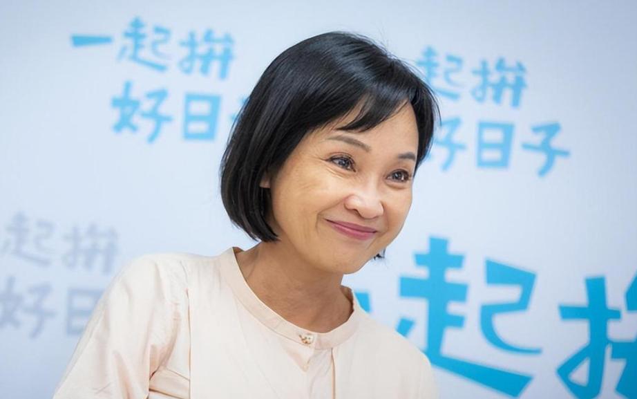 柯志恩学了个四不像！柯志恩学郑丽文，学得有点别扭。以前绿营攻击她的