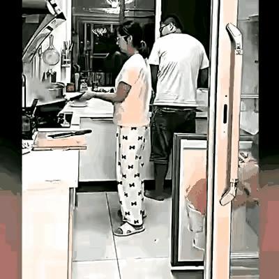 看到最后你想说什么？一家三口在厨房做饭，男人在洗菜，女人在烧菜，女儿在拿冰箱