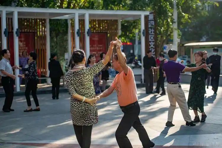 移民就等于不爱国？美国人曾经一针见血：“如果中国真的那么好，为啥还有大批人移民到