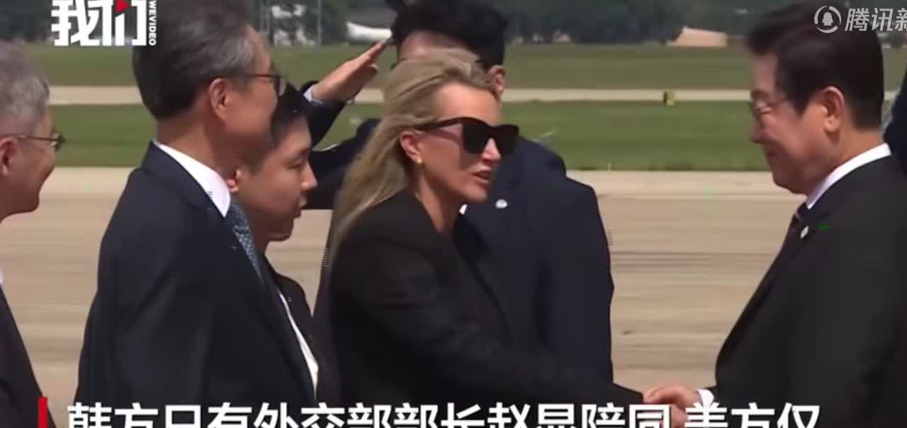 韩国网友彻底破防了，李在明访美，现场仅2名美官员迎接，一位是副礼宾长，一位是美军