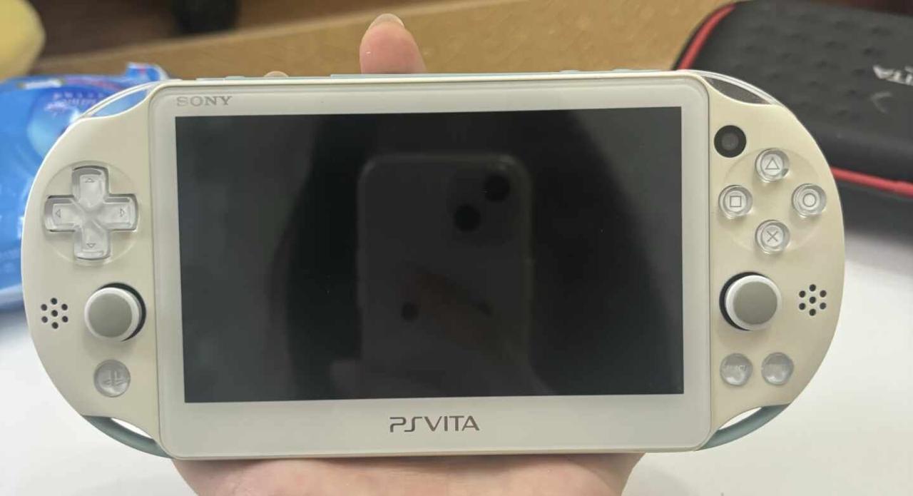 【自刀出】psv2000破解版冰川白+冰川蓝拼色屏幕和按键都正常玩了一天就