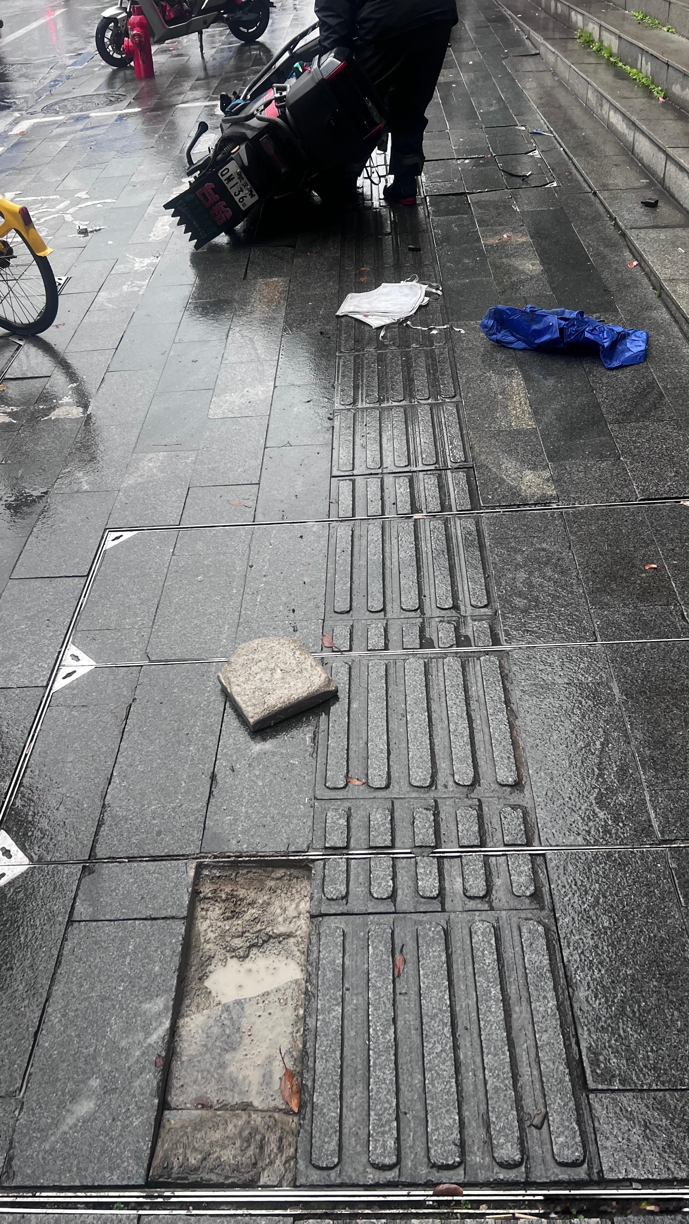 虽然路有问题，但这是人行道，旁边有非机动车道你不走，怪谁呢？各有各的道​​​