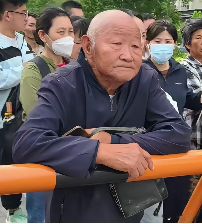 77岁爷爷独自送孙高考，一幕看哭众人77岁爷爷送孙子参加高考。谈起孙子，爷