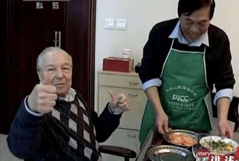 英国房东给一个中国留学生免租8年，这期间他们同吃同住，晚年，老人患病孤苦无依，留