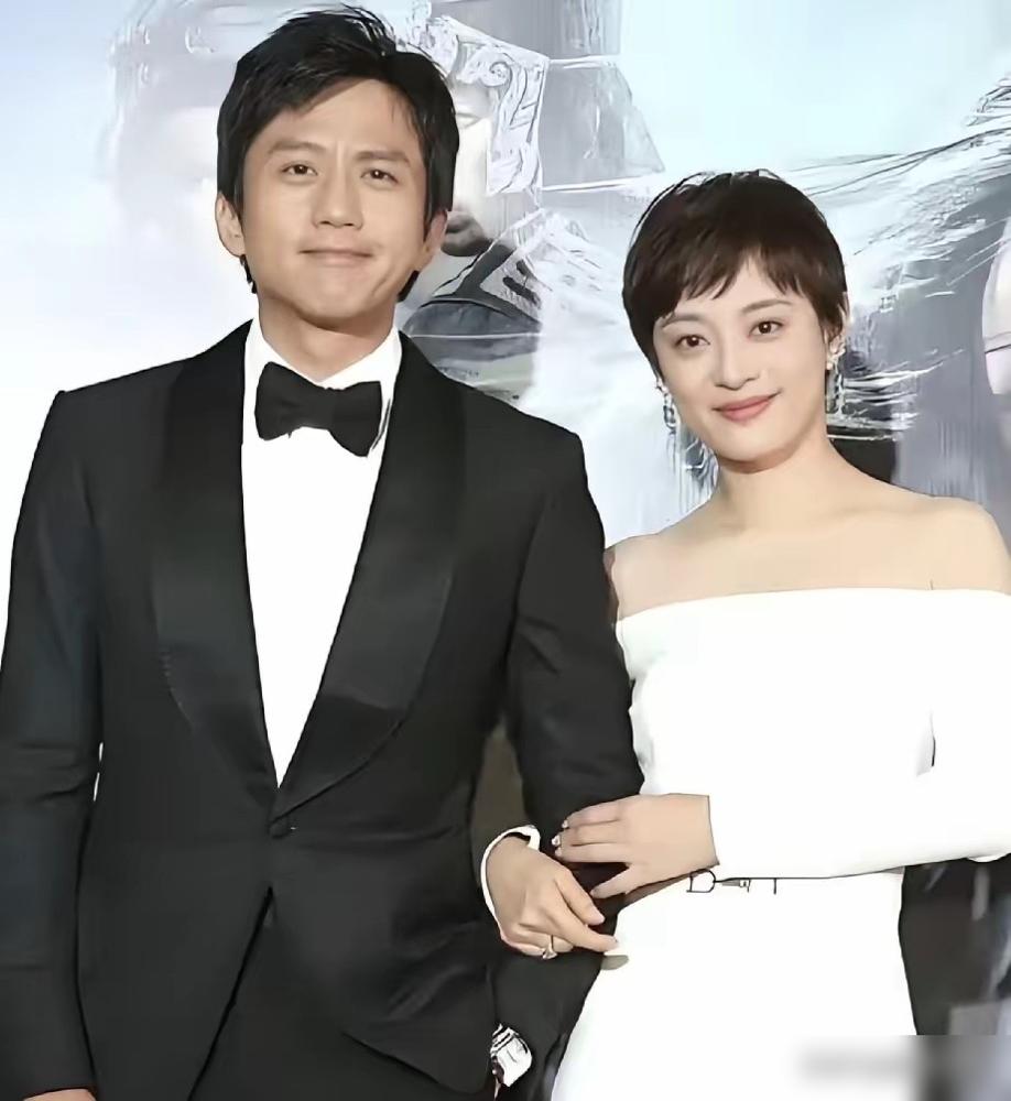 孙俪当街跟人撕破脸，邓超黑着脸抱走孩子，16年恩爱全是演的？你可能不知道，就