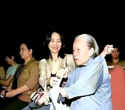 何超琼的保姆晶姐，干了48年，递了辞职信。何超琼没多说，直接把一套价值1.2亿的