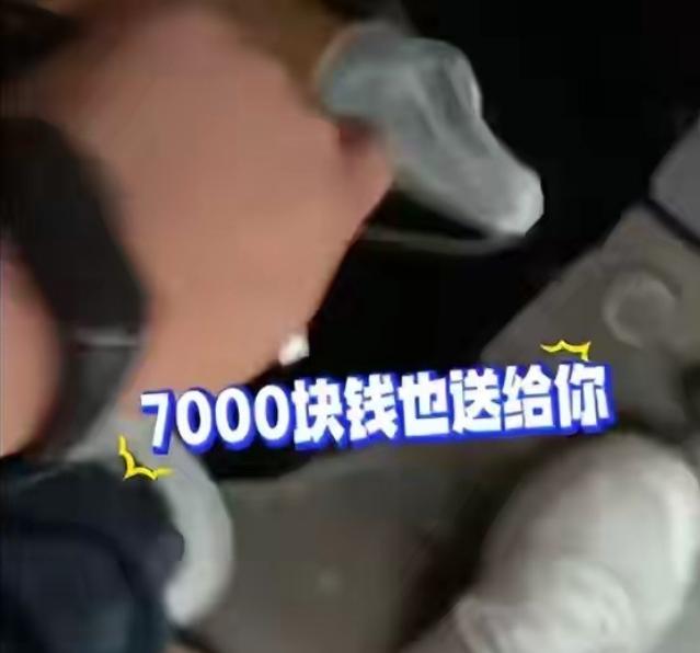 “天地良心！”上海，男子上门给一老人开锁，开完，老人塞给他一个袋子，他打开瞬间惊