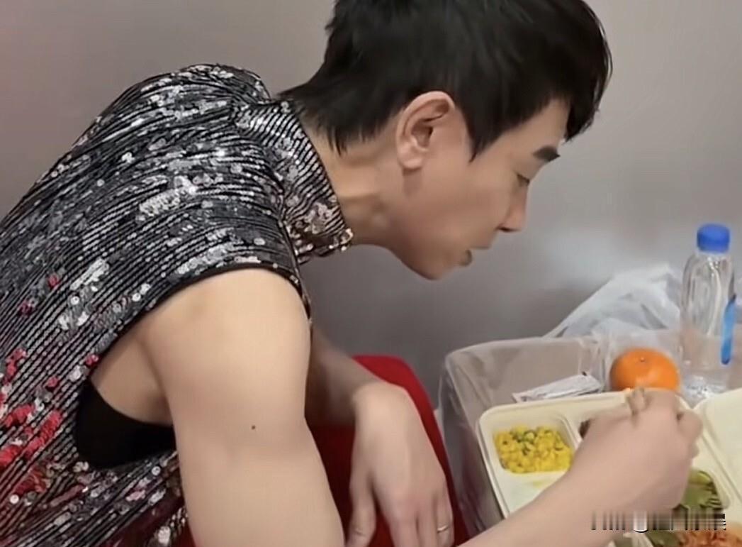 陈小春，晒出春晚盒饭，吃的和我们想象的完全不一样！陈小春晒出春晚盒饭瞬间刷爆