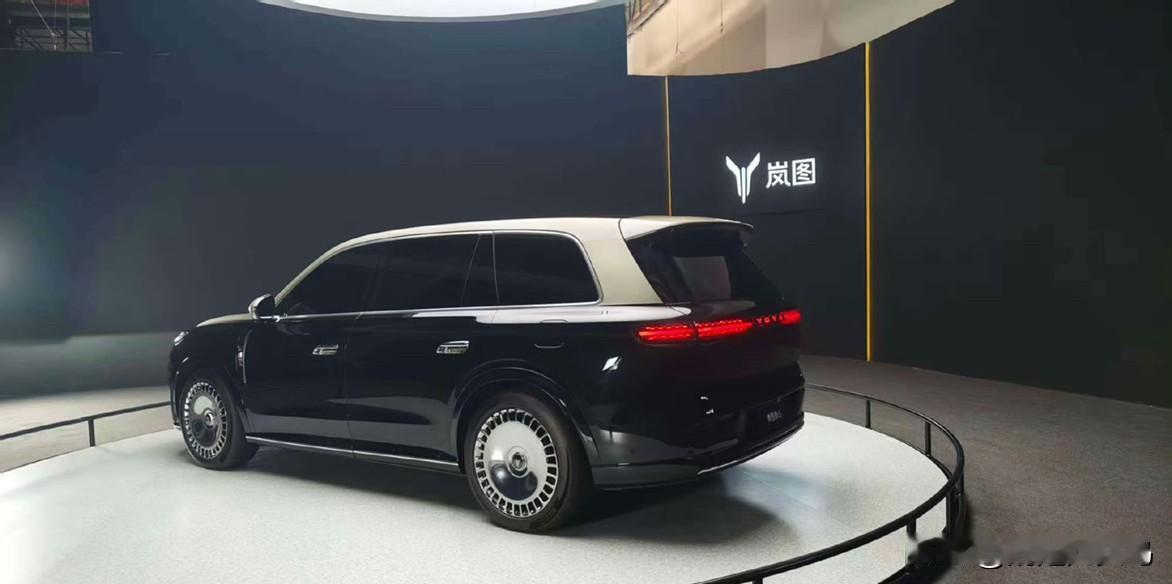 之前在影棚里看岚图泰山，就知道便宜不了。“45万”这个消息，高配应该差不多。现