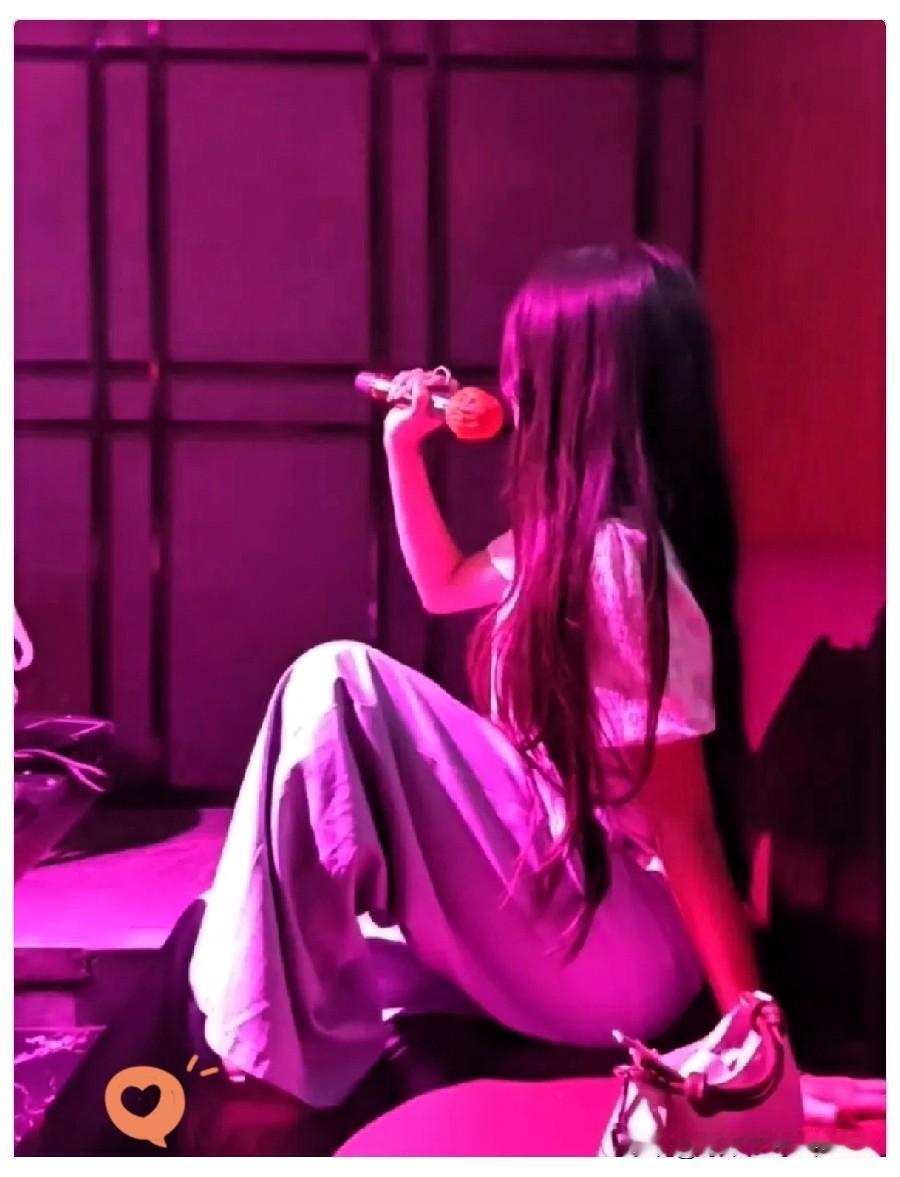 凌晨2点的KTV，25岁陪唱姑娘一句话，戳破多少成年人的体面。深夜约闺蜜出
