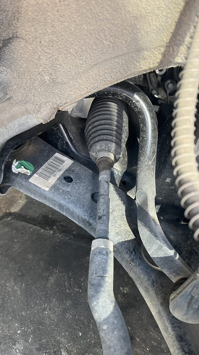 帝豪支架生锈轮毂支架那里生锈正常吗？今天去补胎发现的。而且方向机胶套那里有漏油