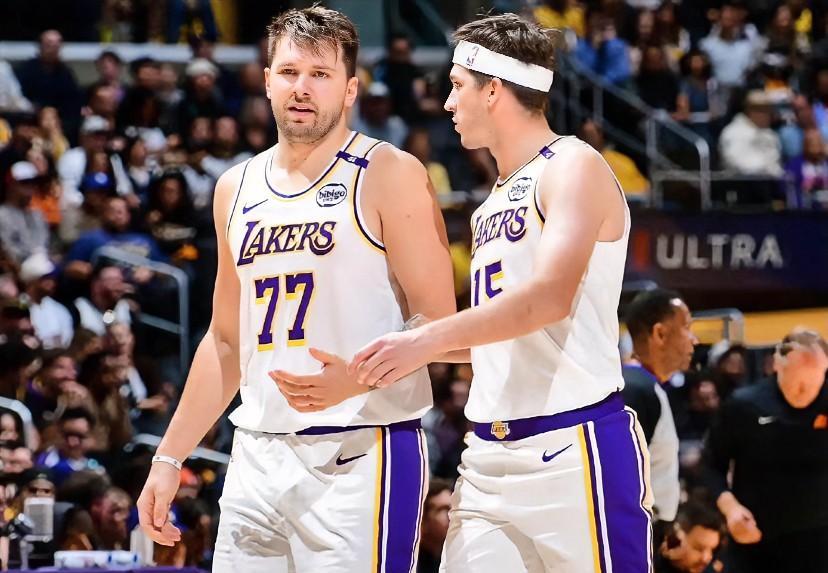 对比独行侠总决赛阵容，77需要什么已经很明显了！副攻手欧文=小里（不评论谁强，