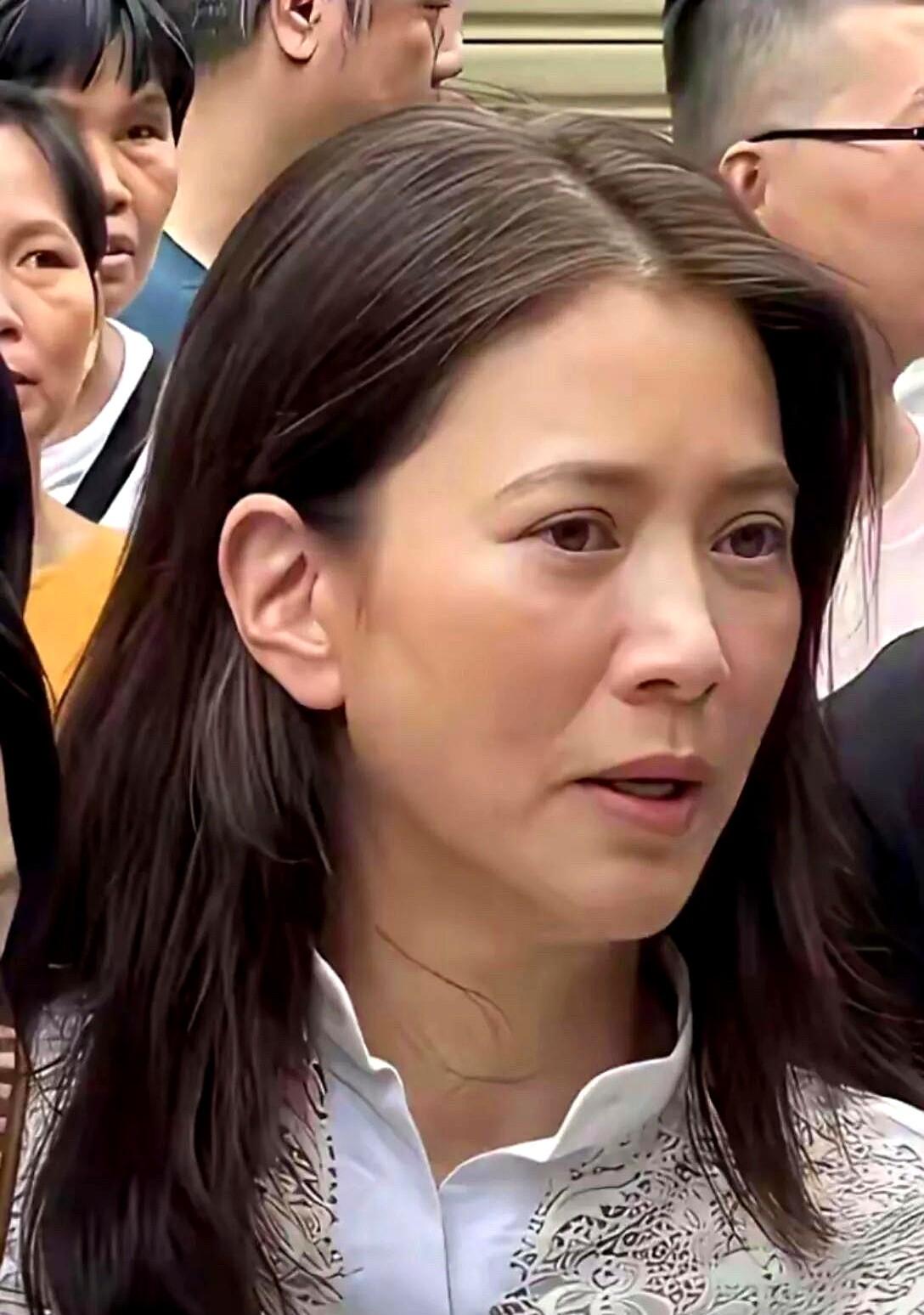 一波惊艳全场的消息来了！某位年过四十的女明星袁咏仪，状态依旧像少女一样自带光环。