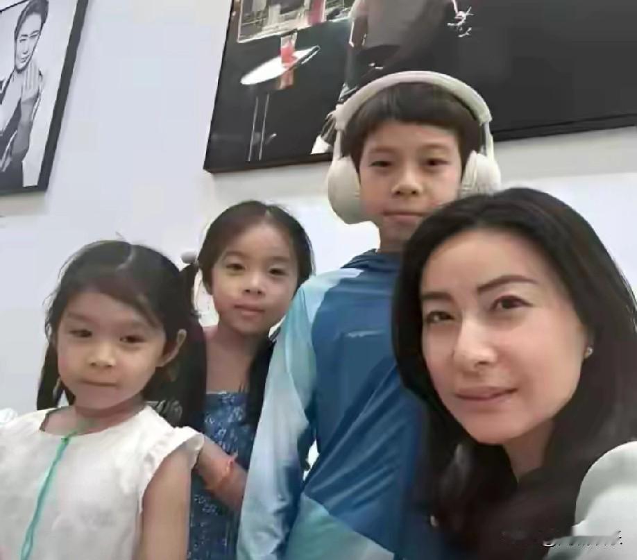 【豪门顶流CP又搞大事情！霍启刚当选议员背后的"双A组合"有多野？】当霍启