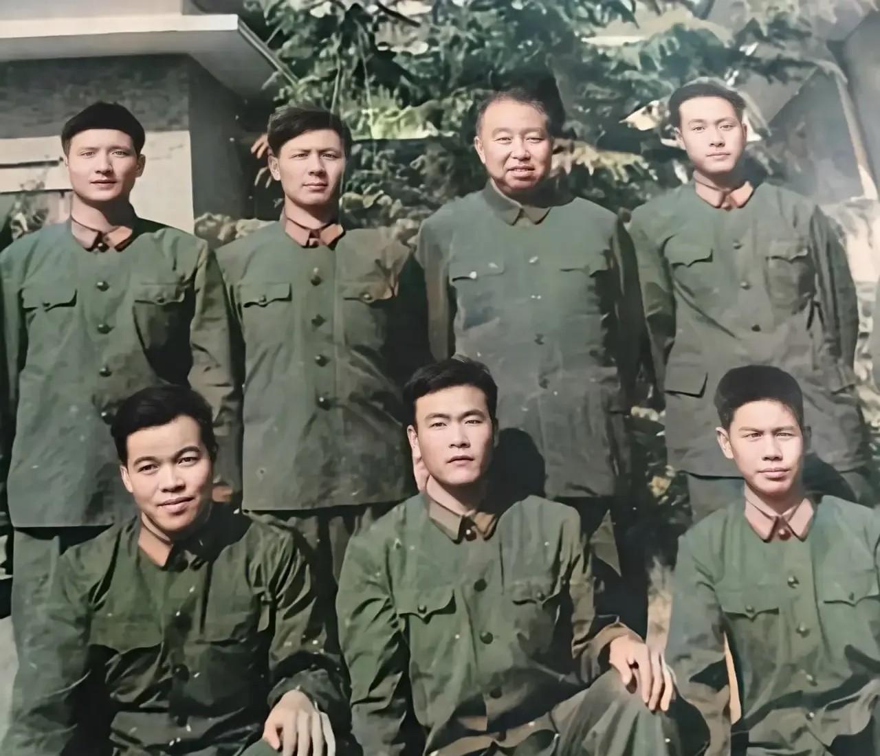 上世纪八十年代，退休的华国锋同志（后排右二）和警卫团战士们的珍贵合影。人民怀念高