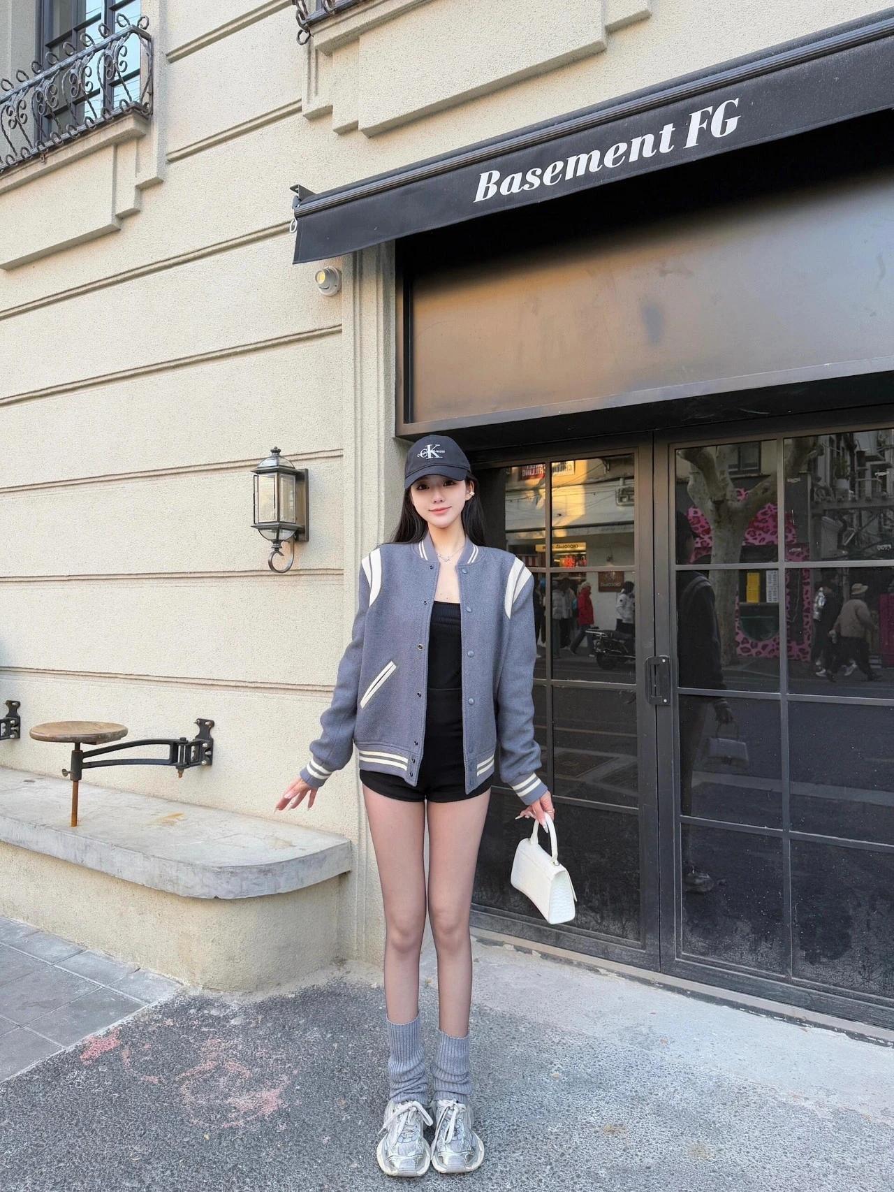 棒球服+短裤配丝袜，秋冬完美穿搭