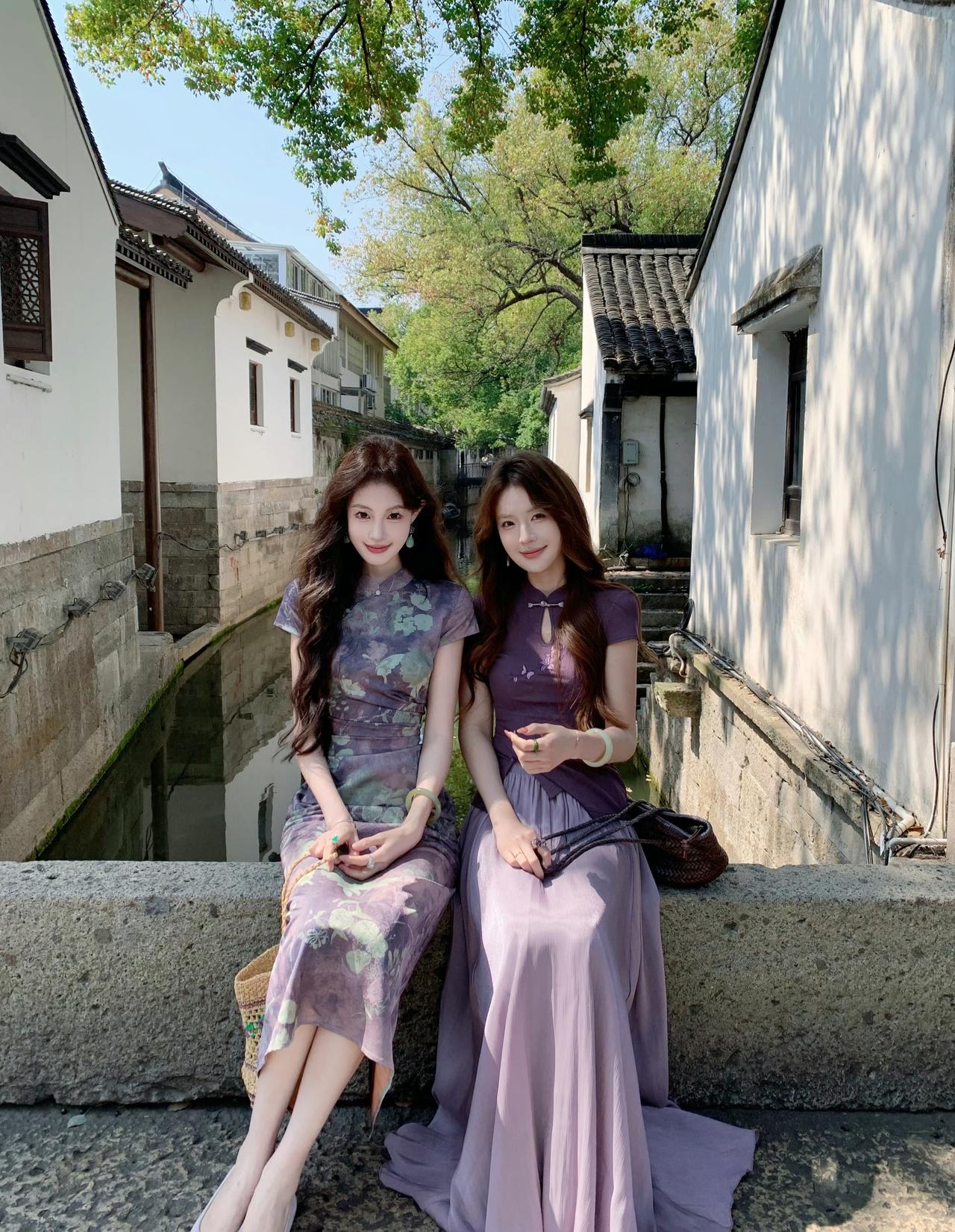 乌篷船摇过江南春，紫衫姐妹花把水乡的温柔穿在了身上💜是水墨晕染的旗袍，是丁