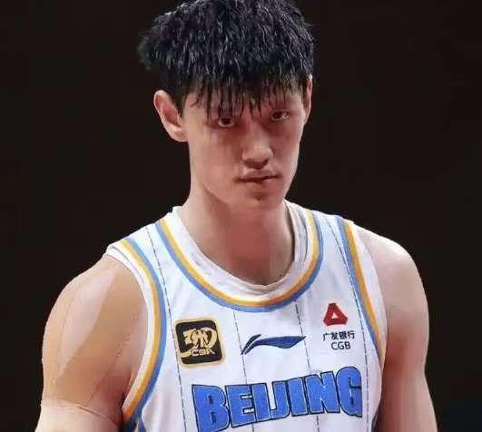 今日CBA赛场，北京队将在客场挑战深圳队。有媒体分析，周琦的体质比较特殊，只要