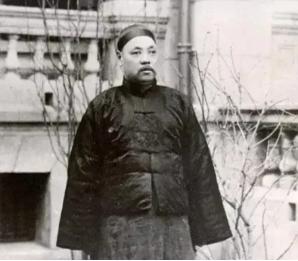 1891年，只字不识的女佣在东家府上，被劫匪刀架在脖子：“说！哪个是少爷？”她忍