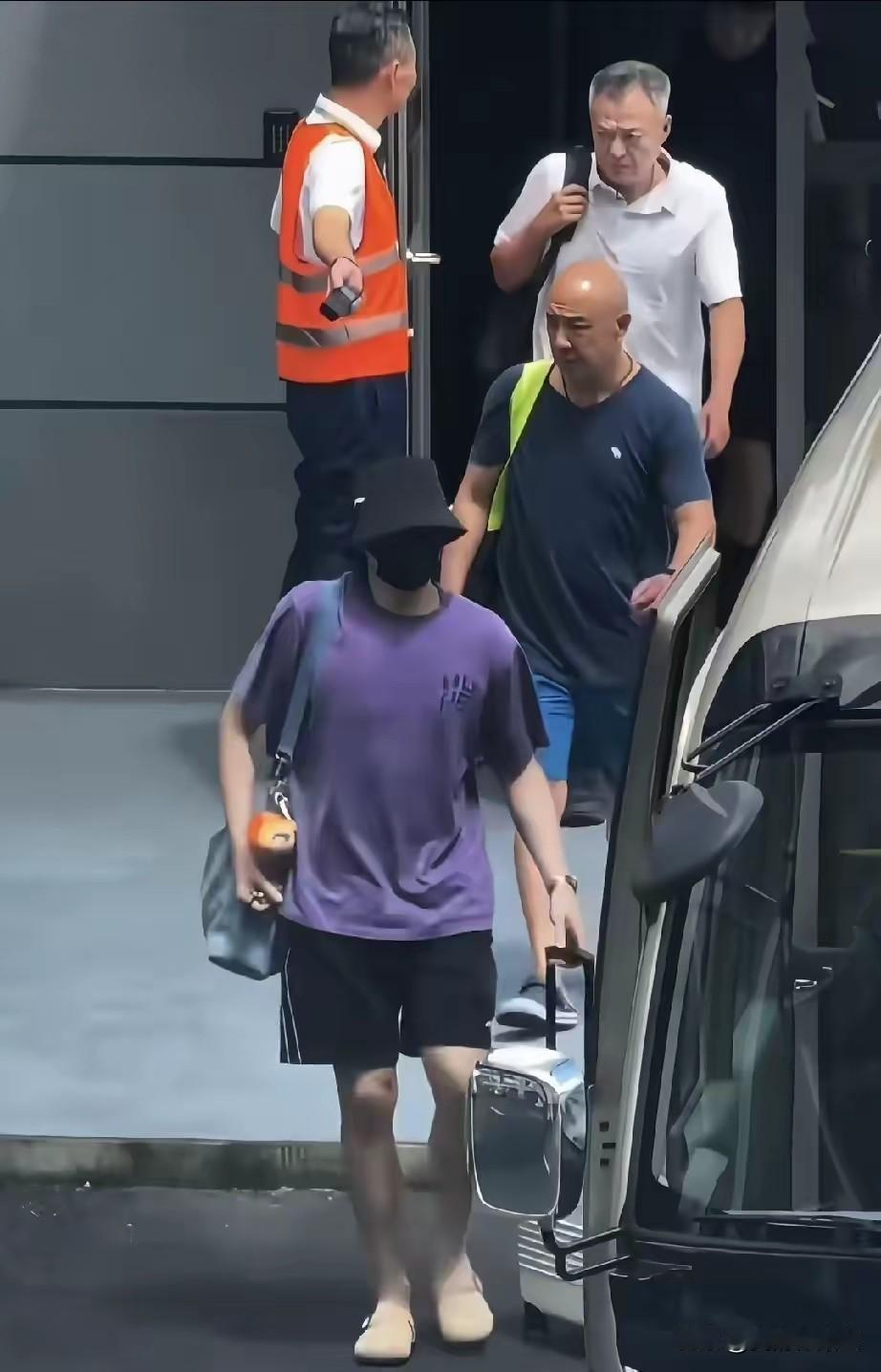 国乒大部队到达上海了，王楚钦带着渔夫帽，穿着拖鞋就出来了，紧跟在后面的是肖指导