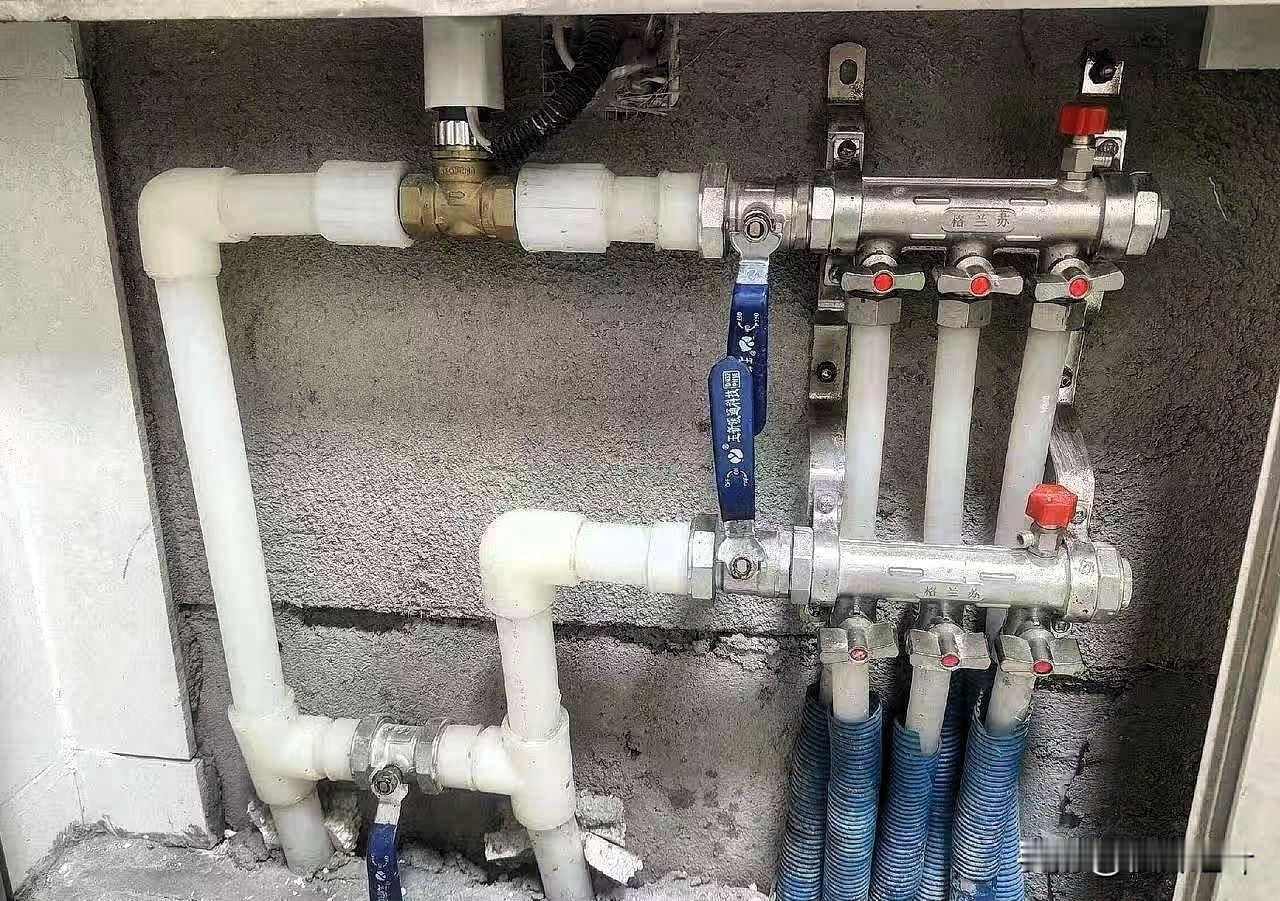 去交个采暖费暖气缴费，工作人员查完系统突然抬头说：“你家地暖停了5年，现在千万