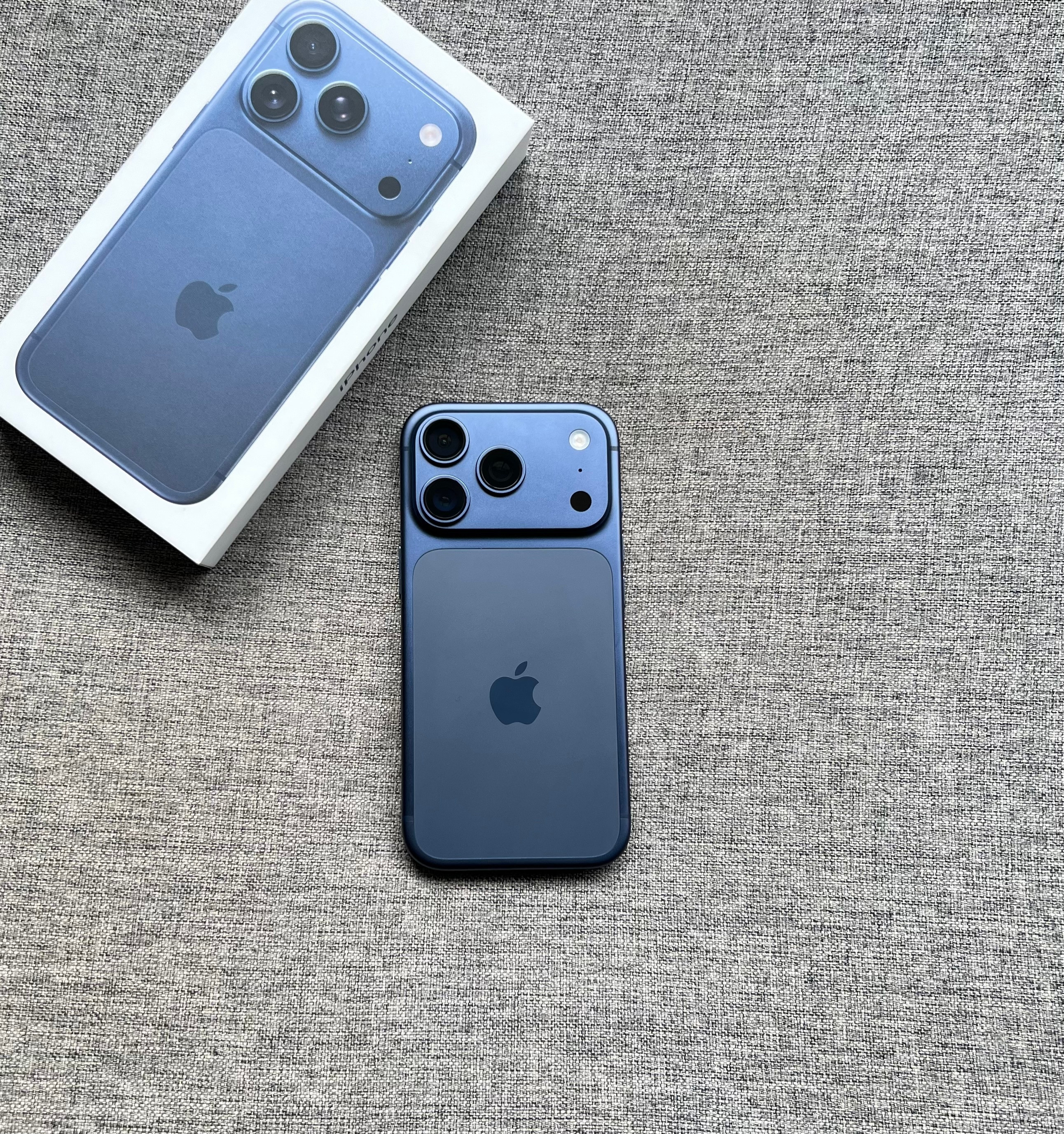 国行iPhone17Pro256G蓝色，屏幕完美，中框小磕碰掉漆，🔋效率