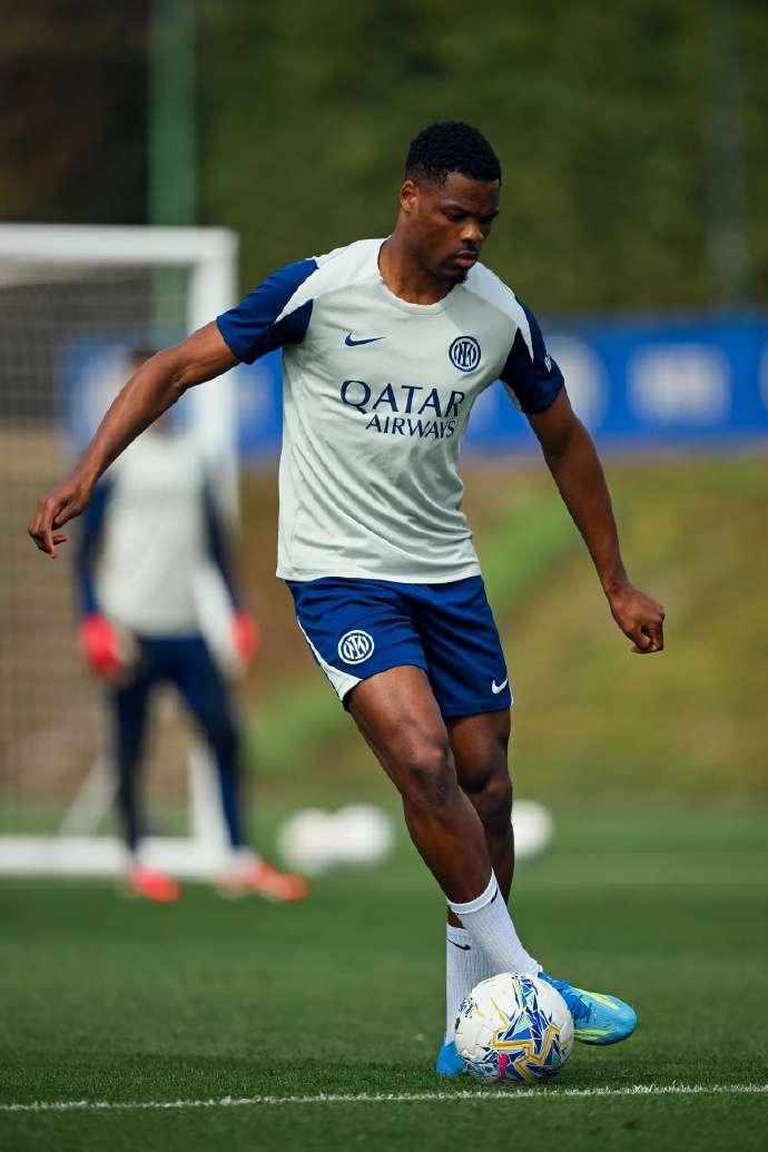 邓弗里斯在场上，除了覆盖整条右边路，还能顶大半个前锋。他能让球队多一个进攻套路，