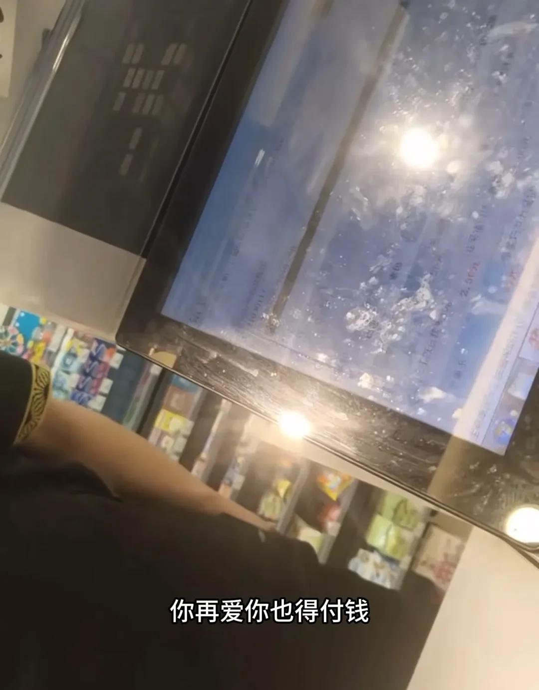 “爱中国“不等于“零元购”。湖北。歪果仁来店里买东西，拿了商品就走，老板让他