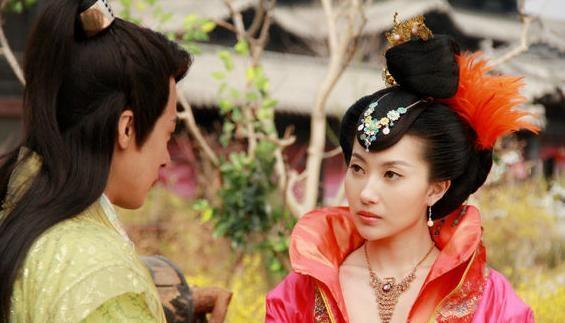 518年暮春，北魏兰陵公主的寝殿里，一个婢女的裙摆下露出了微隆的小腹。公主捏