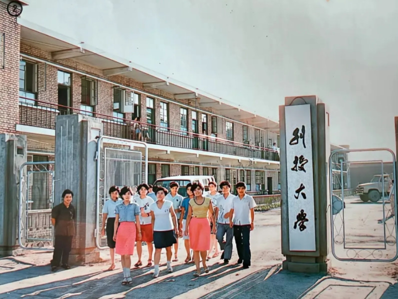 这是1980年在山西太原拍摄的一张照片，曾经这个大学拥有68万名学生，这个是什么