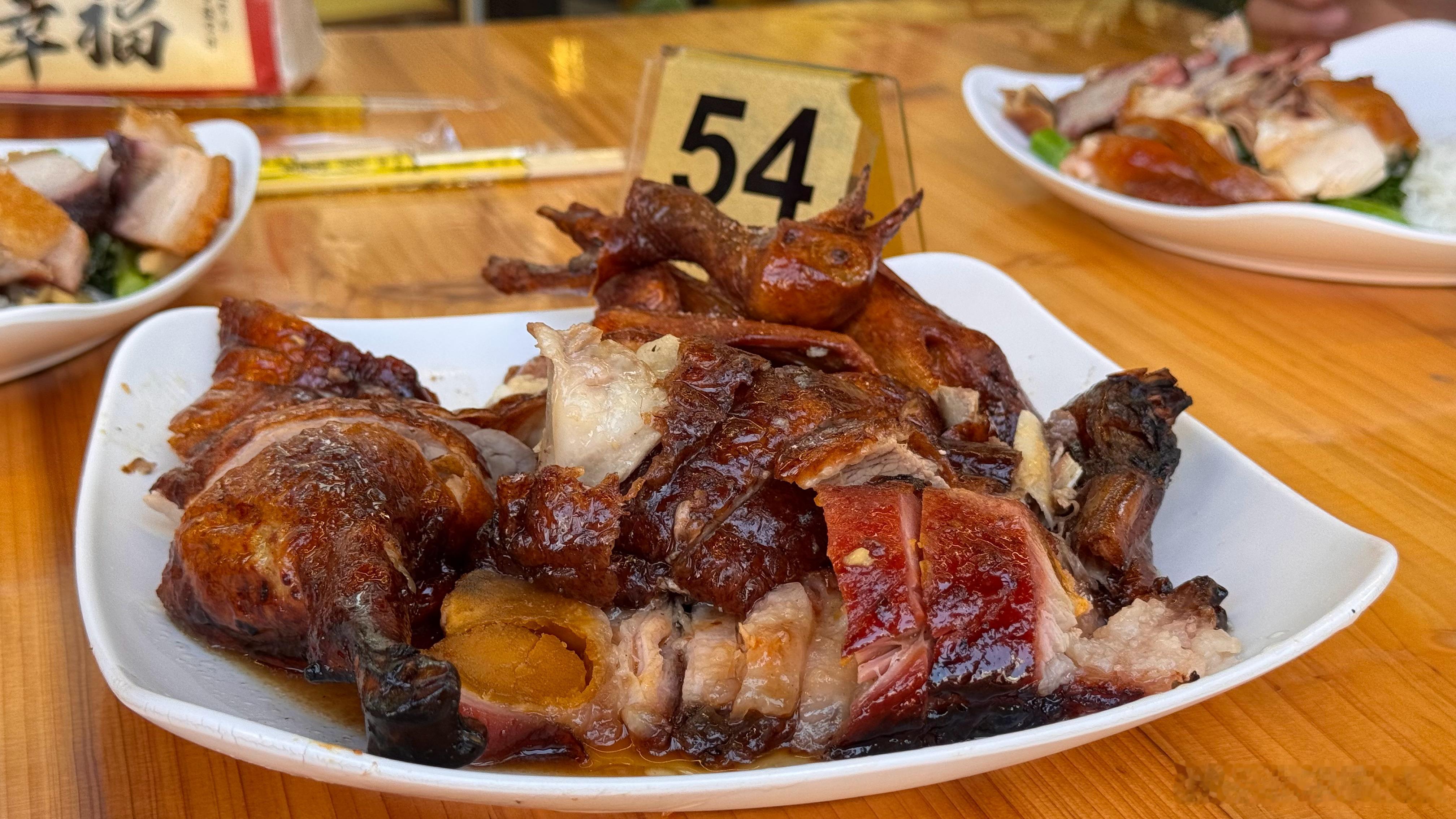 刚带去吃叉烧饭谁知道叉烧卖完了（橱窗预留了一块不知道给谁）我只能点一份烧排骨饭结