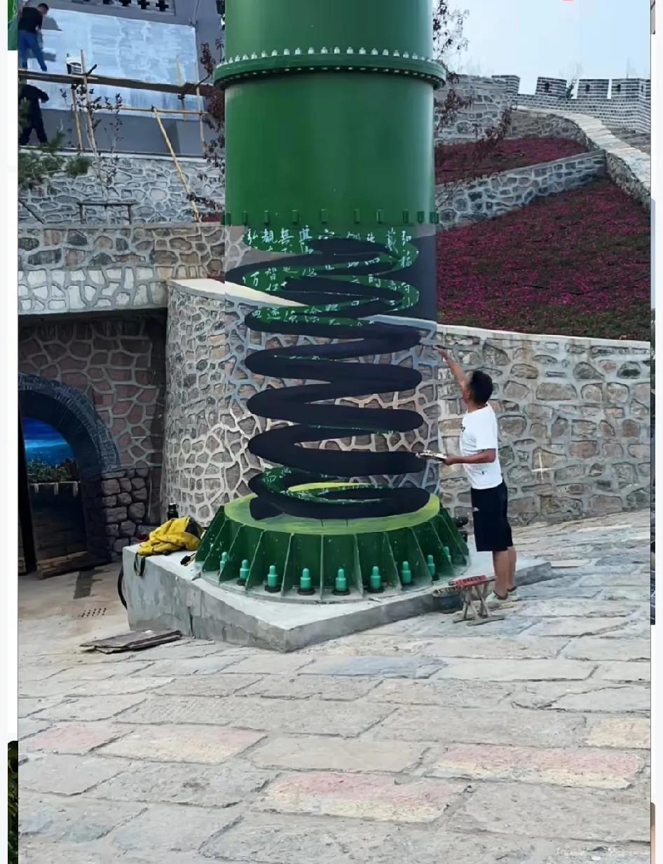 人才啊，柱子都画空了