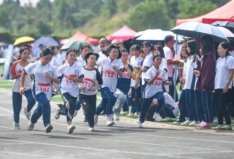 放寒假之前，学校对老师们进行年度考核，要求老师们填报考核表并注明自己的档案号，为