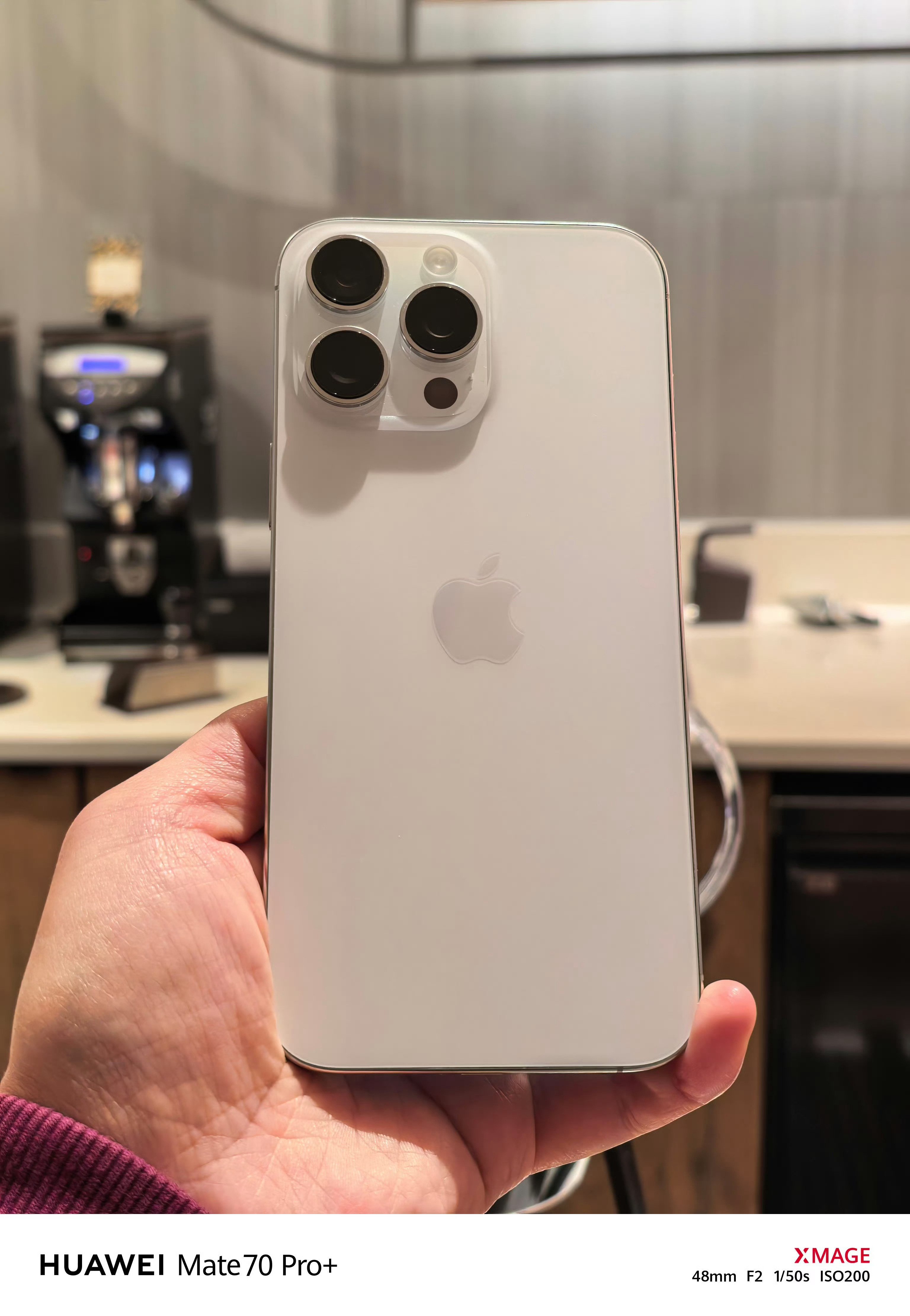 玩手机的社死时刻记得当时我在体验iPhone16ProMax，因为我还想