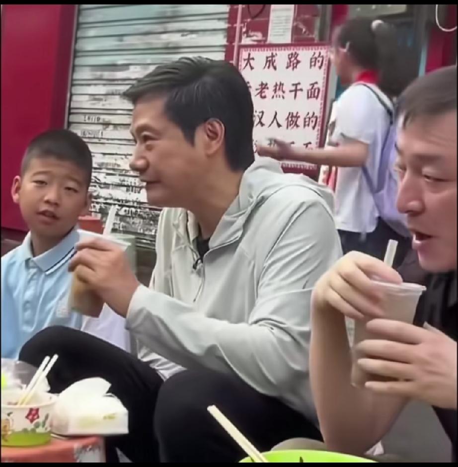 雷军这一生最尴尬的事应该莫过于在武汉街头吃早餐现场翻车，被路过的小女孩嫌弃，并且