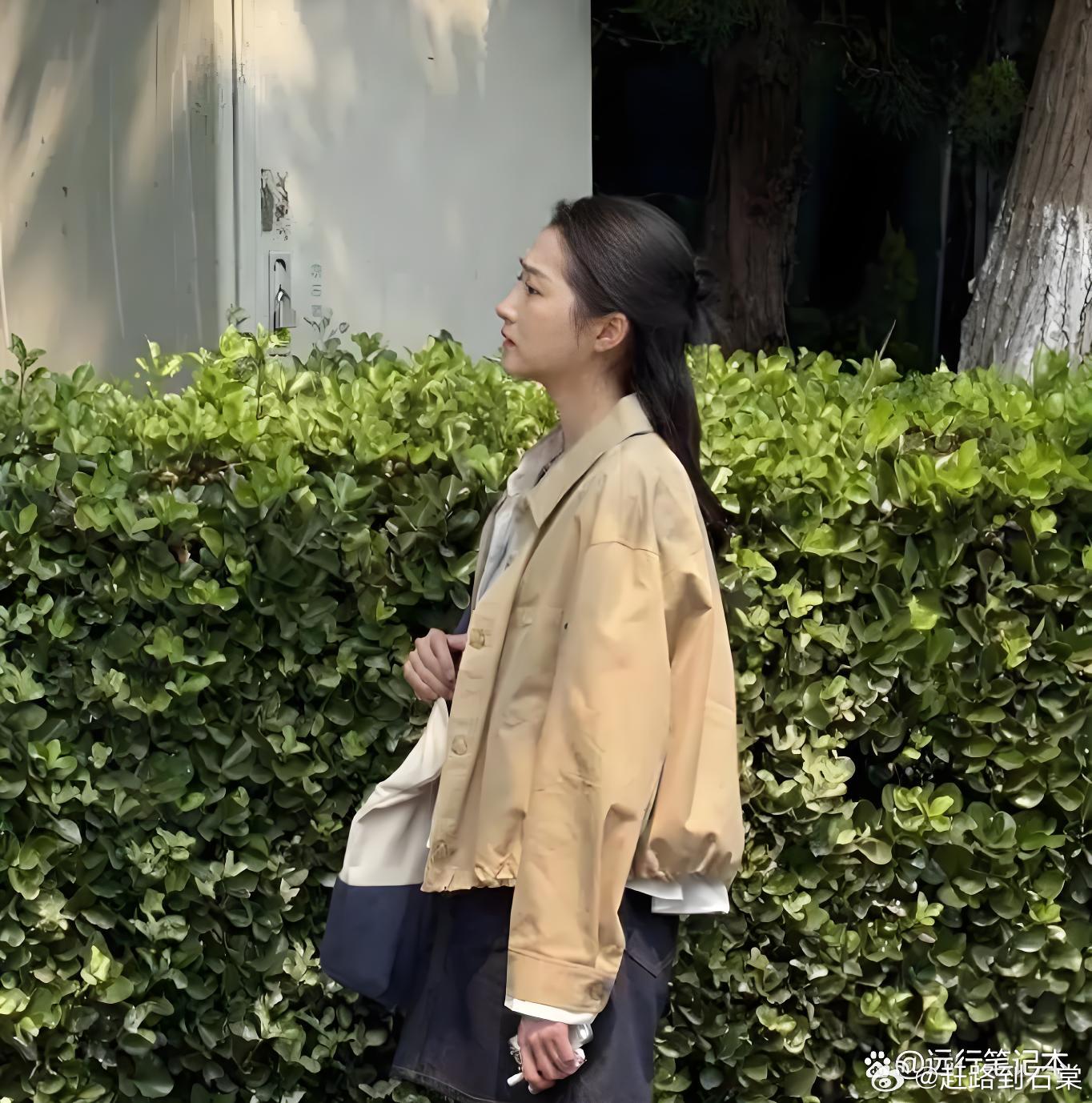 关晓彤青岛生图彻底出圈！打碎内娱滤镜审美，172身高搭林一竟还垫箱子