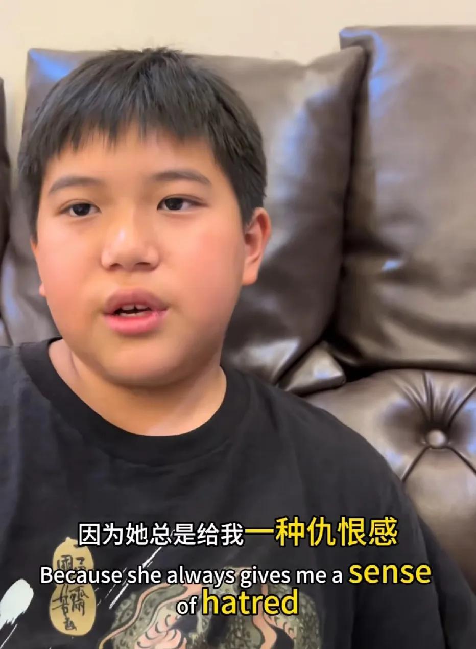 旅游时坐在汽车后备箱的男孩回应父亲：“全程都没让我坐回汽车前排，在高速上后备箱里