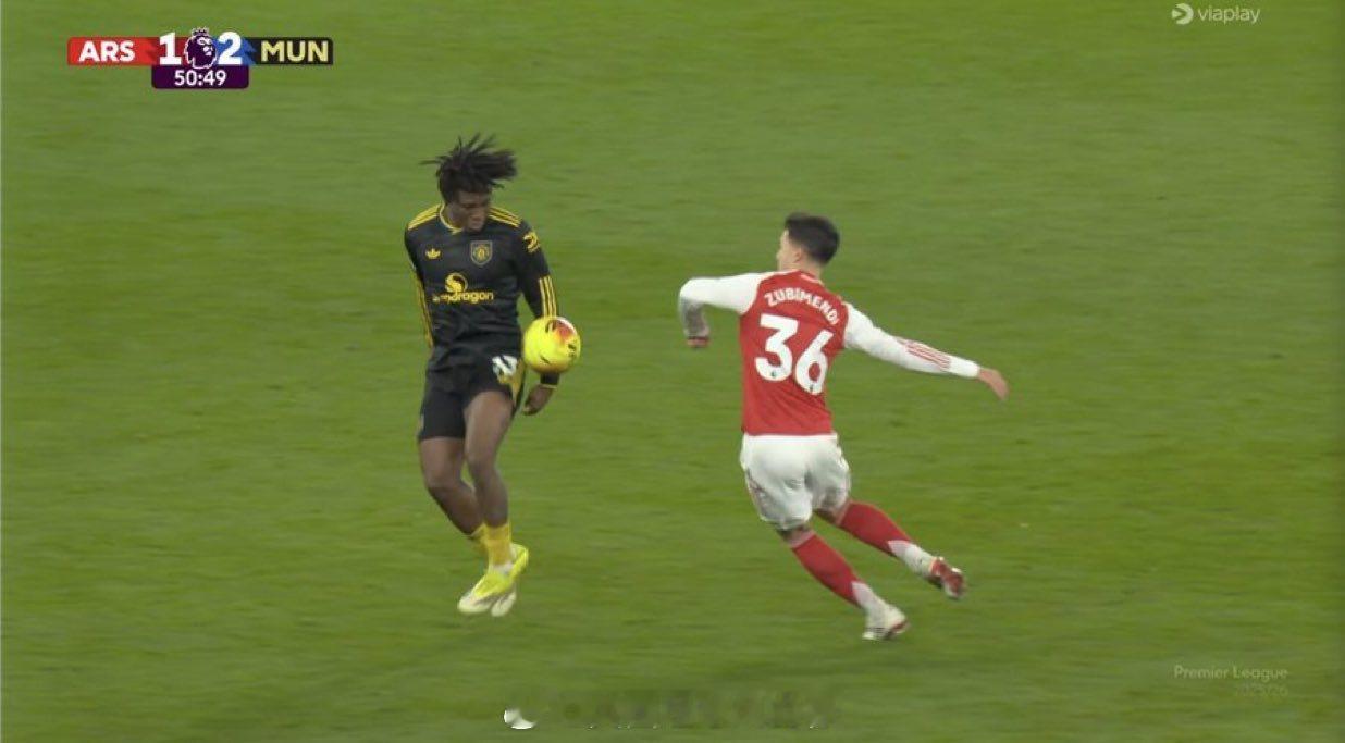 【英超争议判罚：多尔古进球前手球？】阿森纳2比3曼联，比赛其中一个争议点，就是多