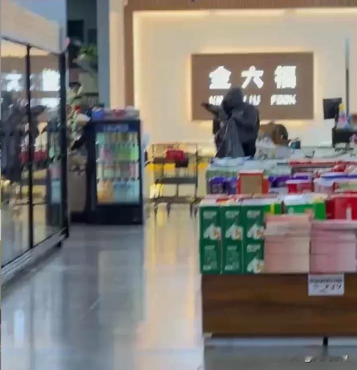 美国华人区金六福珠宝店遭零元购，损失惨重！就在上周六（11月22日）下午，洛杉矶