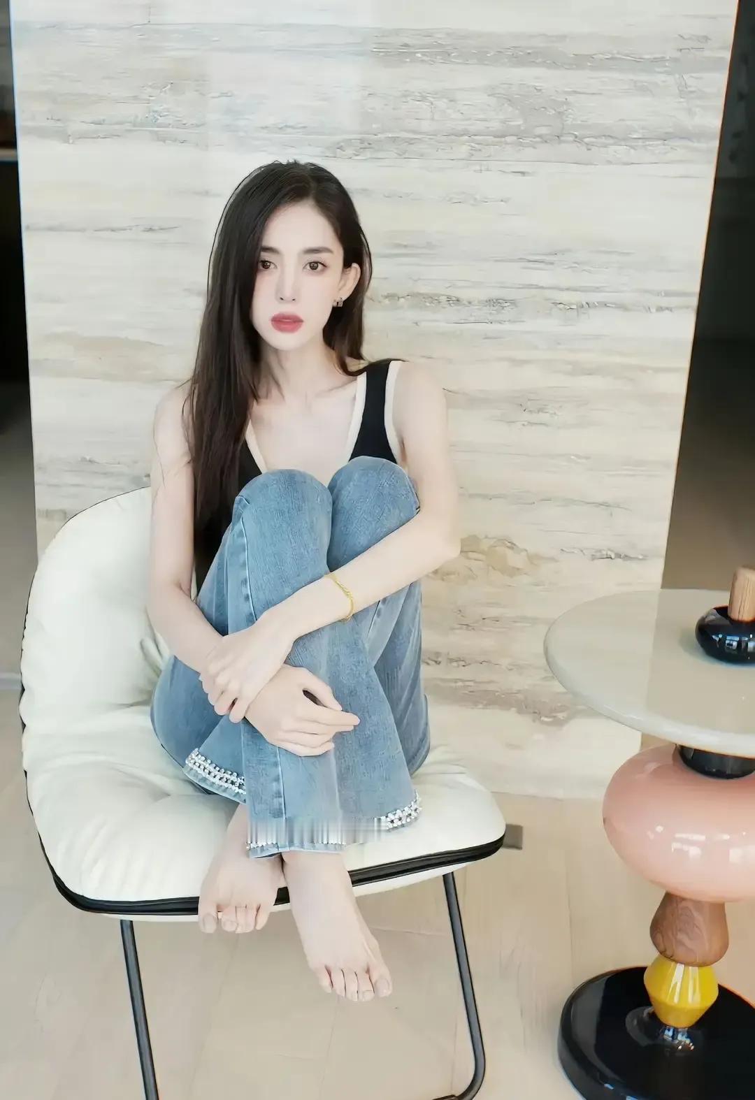 古力娜扎几张走路的抓拍突然刷屏，镜头里她踩着细带高跟，脚背绷得笔直，脚踝细得好像