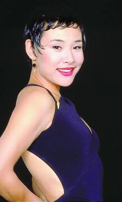 陈冲年轻时是干净灵气，自带脆弱的少女，中年之后骨相优势凸显，她不属于甜系美人，